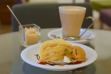 <p>High tea set yang murah meriah, termasuk hidangan pencuci mulut dan minuman sesuai pilihan.</p>