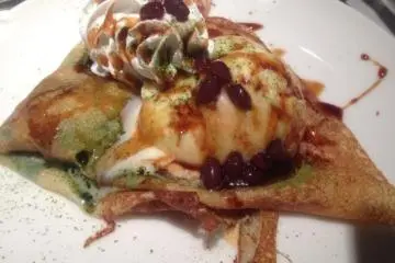 <p>Green tea crepe</p>