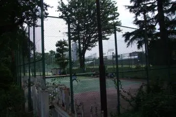 <p>Secluded tennis courts</p>