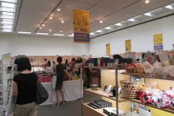 <p>The gift shop stays open long after the museum closes</p>