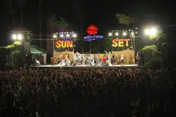 Top acts get together on the Palm Stage for a grand finale set