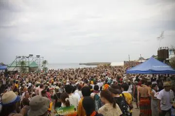 The Beach Stage draws a vast crowd, yet the scene's compact enough&nbsp;for great views of the artists