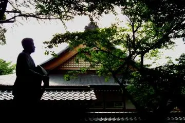 일본의 유명한 시인 마쓰오 바쇼 상, 검은 나무, 그리고 사당 건물의 금장식 