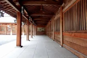 복도의 아름다운 나무 구조