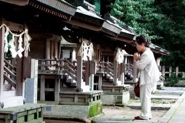 이 부인은 각 사당 앞에서 열렬히 기도하고 있었다