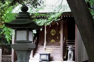 케히진구 내의 작은 사당 중 하나를 가까이서 