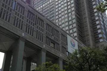 <p>Step 1: Find the Metropolitan Government Building, then find the right elevator to take you to the 32nd floor</p>