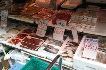 <p>Fresh fish and seafood takes up a large part of the market. It might be sliced, it might be whole, but you're guaranteed to find some weird and wonderful things!</p>