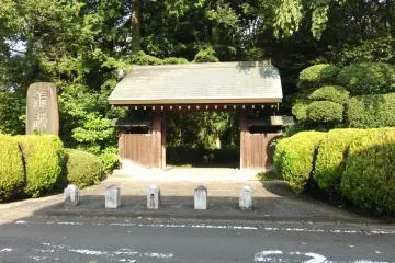 <p>Surrounded by bushes and trees, the noises of modern life fall into the background and allow you to relax in a quiet atmosphere at Zendouji</p>