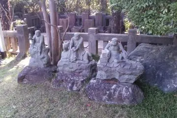 <p>These statues appear to be monks</p>