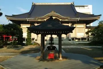 <p>In the foreground is a large incense burner, the smoke of which is thought to be healing or purifying</p>