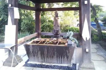 <p>This purification fountain is decorated with a dragon</p>