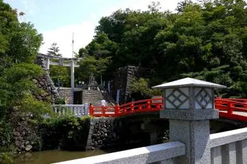<p>The main entrance, with its red bridge</p>