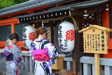 <p>Praying at Jishu&nbsp;Shrine</p>
