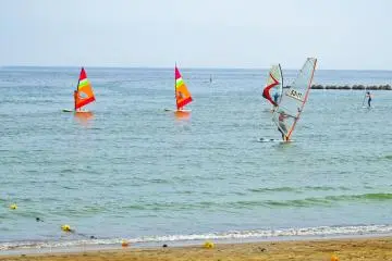 <p>Several windsurfers practicing their manoeuvres along the surprisingly pleasant Yugahama Beach</p>