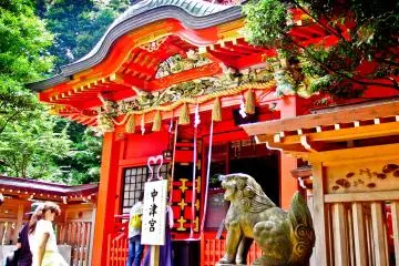 <p>A close up view of the bright red structure known as Nakatsunomiya (中津宮)</p>