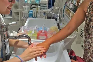 <p>This girl is loving the sample treatment of the&nbsp;luxurious body scrub at Laline, Harajuku.</p>