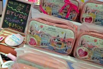 <p>Etude House Harajuku, a popular Korean cosmetic line, is currently offering these adorable souvenir cosmetic bags for 1,500yen</p>