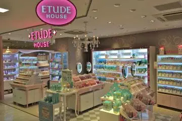 <p>Etude House in Harajuku is located at the La Foret building, Floor B0.5 (yes, that's a half floor down from 1F)</p>