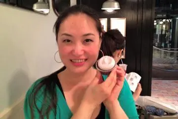 <p>My BFF&nbsp;Aki chan tries a chocolate cupcake with buttercream icing</p>