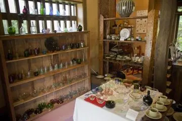 <p>Interior of Akizuki, une charmante boutique &agrave; proximit&eacute; du parking des visiteurs sp&eacute;cialis&eacute;e dans la poterie fine et la verrerie</p>
