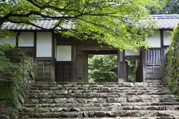 <p>Nagayamon &eacute;tait la porte construite &agrave; c&ocirc;t&eacute; des jardins des pruniers (ume), le long du lieu de promenade &agrave; cheval</p>
