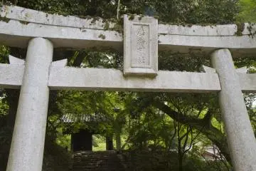 <p>Le torii pr&eacute;c&eacute;dant la porte Kuromon et le sanctuaire Suiy, notez la pierre en haut, install&eacute;e ici pour la bonne fortune</p>
