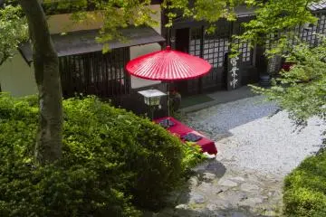 <p>Koshoan est un caf&eacute; typique &agrave; proximit&eacute; de Kuromon sous des &eacute;rables japonais</p>

