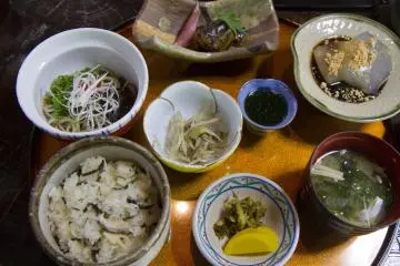 <p>Le d&eacute;jeuner sp&eacute;cial de Koshoan, avec de savoureuses sp&eacute;cialit&eacute;s locales r&eacute;alis&eacute;es &agrave; partir de arrow-root (marante) ou de kuzumochi &agrave; droit</p>
