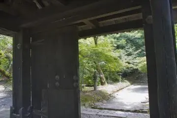 <p>La porte Kurumon fut construite pendant la p&eacute;riode Kamakura (1185-1333)</p>
