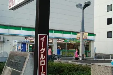 <p>The road has separate lanes for pedestrians and cyclists, which makes for a relaxing stroll or cycle</p>