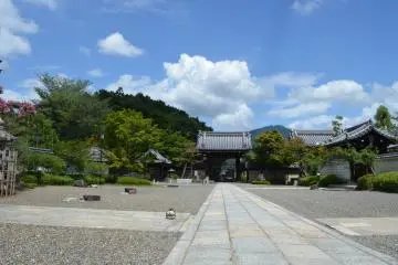 <p>สวนหินภายในวัด</p>