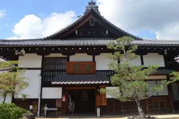 <p>สถานที่ให้ข้อมูลและจำหน่ายไม้เขียนขอพร</p>