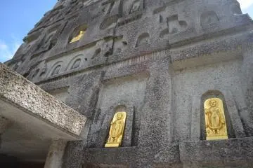 <p>พนังด้านนอกมีพระพุทธรูปทองคำแกะสลักอย่างปราณีต</p>