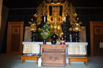 <p>ภายในเป็นที่ประดิษฐานพระพุทธรูปทองคำปางสมาธิ</p>
