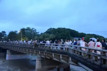 <p>Malgr&eacute; le ciel maussade, une foule de spectateurs se dirige vers les rives de la rivi&egrave;re Kamogawa</p>