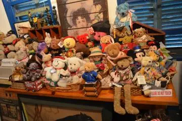<p>ตุ๊กตาหมีเท็ดดี้วางเรียงรายเต็มไปหมด</p>