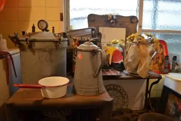 <p>ห้องครัวที่เก็บรักษาเครื่องใช้ทุกอย่างไว้เป็นอย่างดี</p>