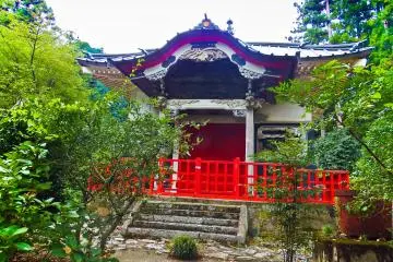 <p>Saving the best for last! Located towards the back of Ryuonji is this brightly decorated building known as Kyouzou (経蔵). Although not visible to the public, the inside of this building holds many important religious artifacts including a Buddhist Sutra</p>
