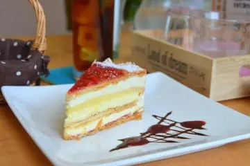 더운 여름날 먹는 맛있는 얼린 크림 케이크
