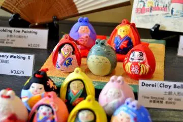 <p>Dorei (clay doll) that one can paint with watercolour.</p>