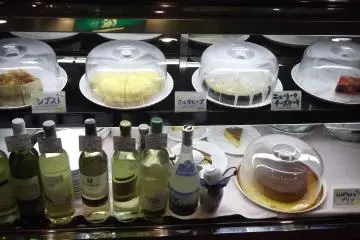 <p>Kue dan wine dingin yang di depan</p>