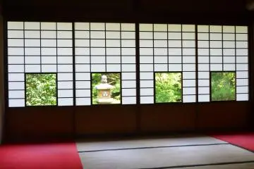 <p>Duduk di satu tempat membuat seseorang dapat menikmati empat pemandangan berbeda.</p>