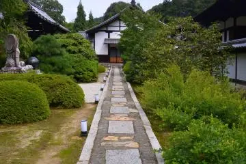 <p>Pintu masuk kuil.</p>