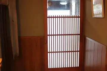 현관. 가게 안에서 