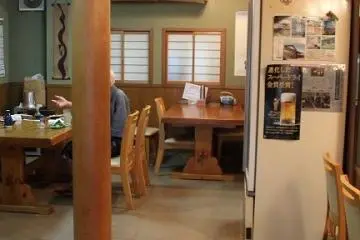 점내, 테이블석. 이밖에 독립된 연회실이 있다. 20명 정도의 연회 가능