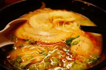 <p>นี่ค่ะ Hakata Ramen เส้นเล็ก น้ำซุปหมูเข้มข้น</p>