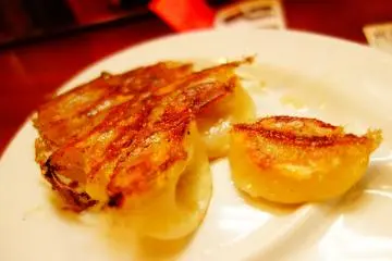 <p>ร้านนี้เกี๊ยวซ่าคงดังมีขายแบบกล่องกลับบ้าน ลองด้วยค่ะ พนักงานถึงกับอึ้ง มาคนเดียวสั่งสองจาน ho ho ho</p>