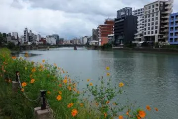 <p>ข้างๆห้างมีคลองให้ไปเดินย่อยด้วย</p>