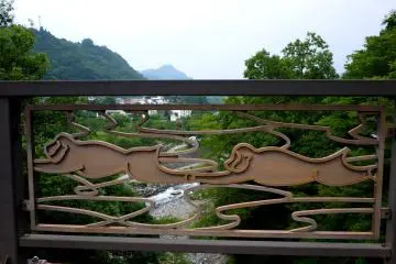 Di jembatan modern dekat jalan raya terdapat motif monyet yang menggambarkan cerita inspirasi pembuatan jembatan
